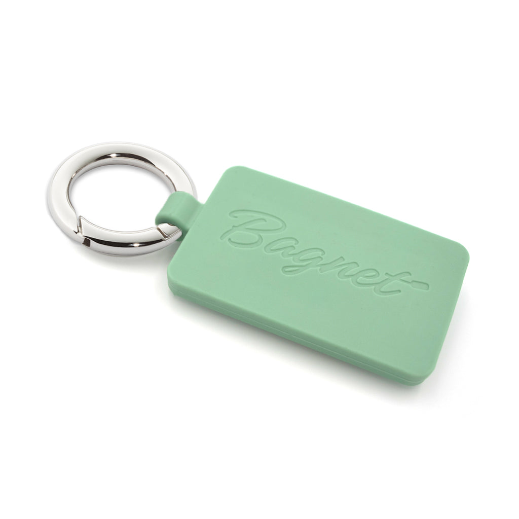 Lagoon, the limited-edition Bagnet magnetic purse holder, comes with a small polished nickel ring